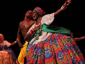 Bailarinos reproduzem movimentos de rituais do Candomblé durante espetáculo (Foto: Vinicius Lima/Divulgação)