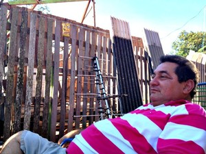Gilberto Melo observa o que sobrou de sua casa após a demolição nessa segunda (Foto: Veriana Ribeiro/G1)
