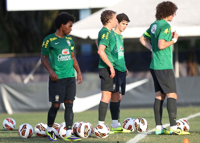 Willian treino Seleção (Foto: Mowa Press)