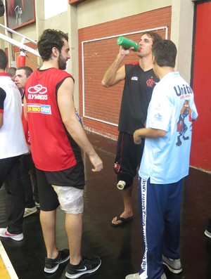 benite marcelinho e helinho flamengo nbb basquete (Foto: Gabriel Fricke)