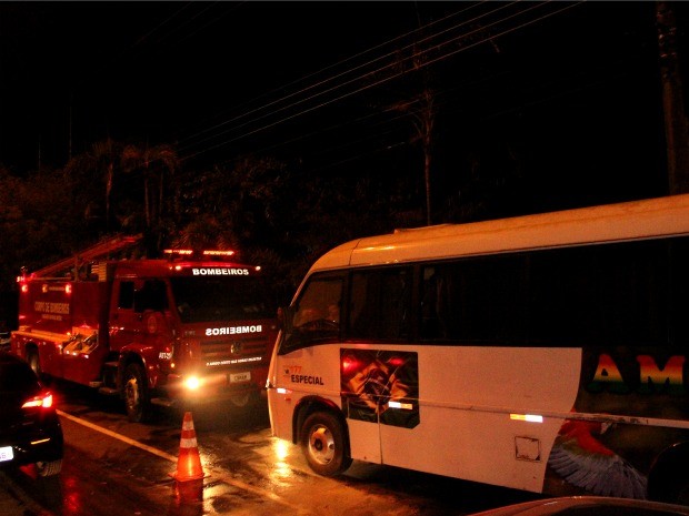 G1 Em Manaus motorista fica ferido após micro ônibus pegar fogo em