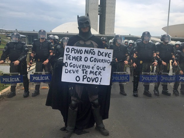 Manifestante vestido de Batman disse que terá de chamar a Liga da Justiça "para dar um jeito no país". (Foto: Jéssica Nascimento/G1)