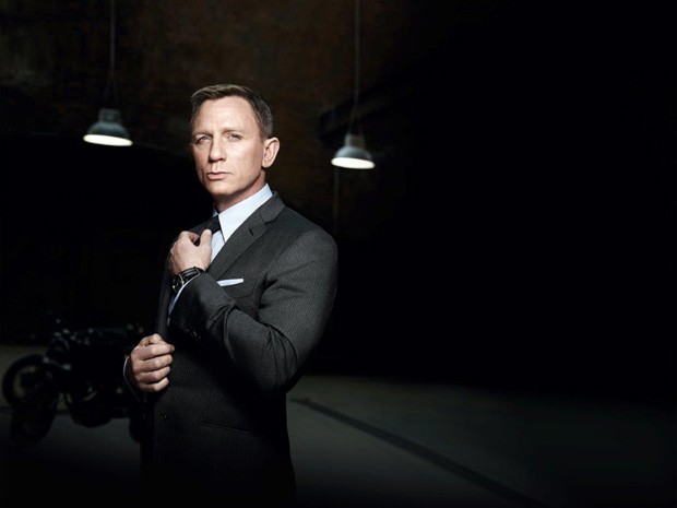 Daniel Craig em imagem oficial de '007 Contra Spectre' com o Omega Seamaster 300 (Foto: Divulgação)