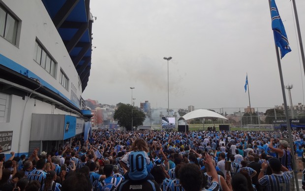 Abraço ao Estádio Olímpico, em Porto Alegre, no aniversário do Grêmio (Foto: Gabriel Cardoso/GLOBOESPORTE.COM)