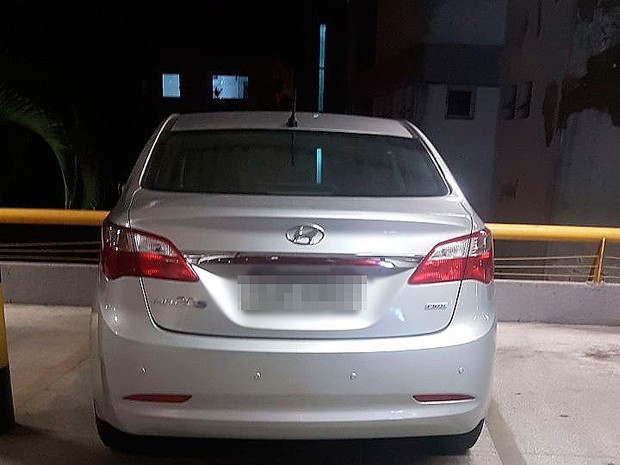 Carro da PM foi encontrado no estacionamento de um supermercado, na Bahia (Foto: Polícia Civil/ Divulgação)