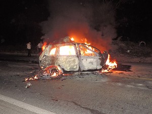 Carro ficou completamente destruído em Luís Eduardo Magalhães (Foto: Edivaldo Braga/Blog Braga)