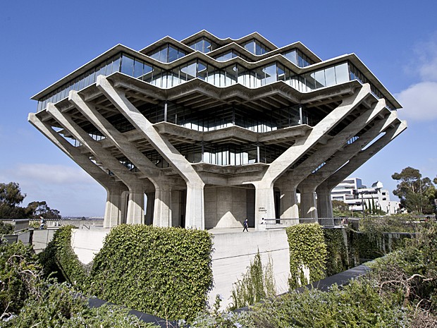  Prédio da Biblioteca Geisel, projetada pelo arquiteto William Pereira, no campus da Universidade da Califórnia em San Diego (Foto: Lenny Ignelzi/AP)