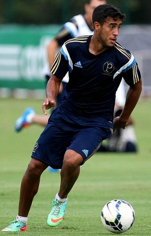 Rodolfo faz três gols em jogo-treino  e 'pede música' para namorada