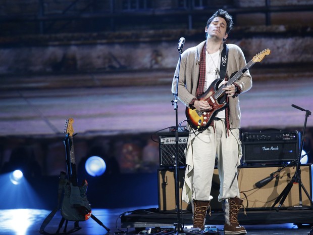 John Mayer canta em evento em homenagem aos Beatles em Los Angeles, nos Estados Unidos (Foto: Mario Anzuoni/ Reuters)