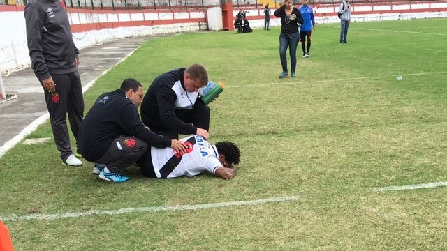 Paulo Vitor, atacante do @VascodaGama, sai lesionado com problema muscular na coxa. E chora muito no gramado. Foto: Agência FERJ (créditos: FERJ)