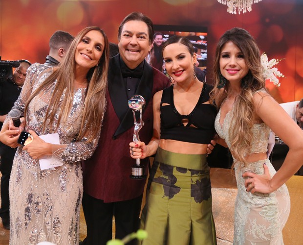 Ivete Sangalo posa com Faustão, Claudia Leitte e Paula Fernandes (Foto: Carol Caminha/ Gshow)