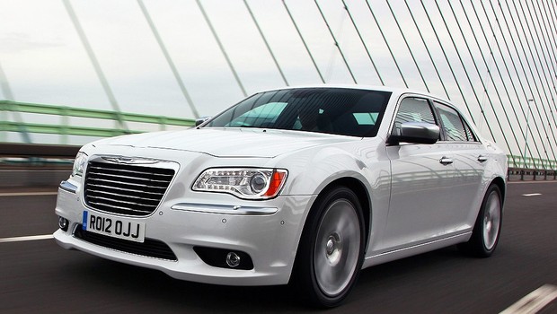Chrysler 300C é chamado para reparo do sistema de airbag (Foto: Divulgação)