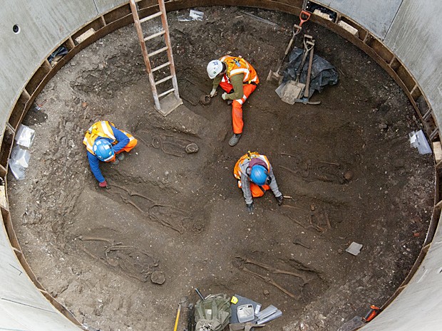 Vala comum de corpos da Idade Média foi encontrada em escavação de túnel em Londres (Foto: Crossrail/AFP)