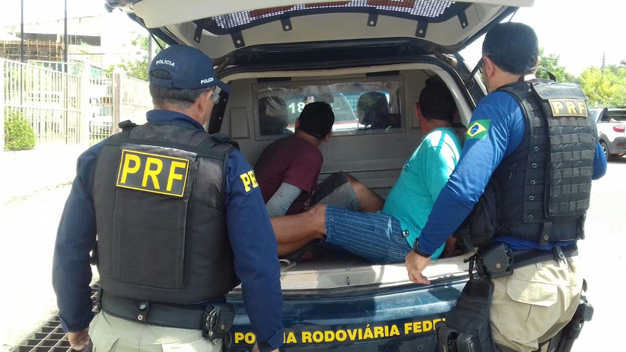 Dupla foi encaminhados para a 16ª Seccional de Polícia Civil, para prestar depoimento (Foto: Divulgação/PRF)