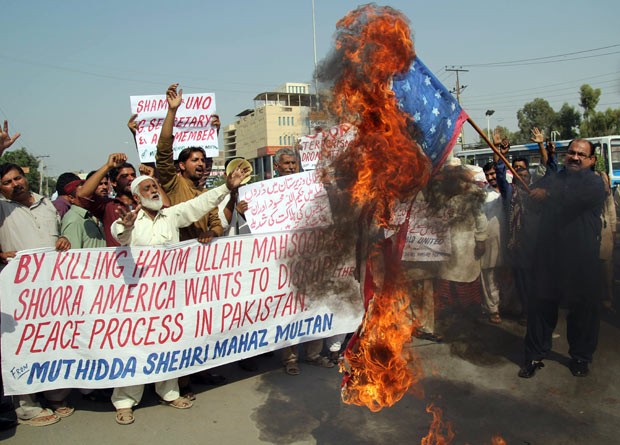 Paquistaneses protestam neste sábado (2) na cidade de Multan contra a morte de Hakimullah Mehsud, líder máximo do Talibã paquistanês (Foto: AFP)