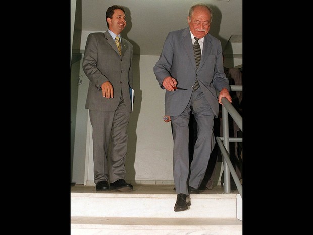 Novembro de 2002 - O presidente do PSB, Miguel Arraes (dir.) e seu neto, o deputado Eduardo Campos, após reunião da executiva do PSB, que definiu a posição da legenda em posição do governo do PT, na sede do partido, em Brasília (Foto: Rafael Neddemermeyer/Estadão Conteúdo)