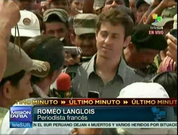 O jornalista francês Roméo Langlois é cercado por colegas após ser libertado nesta quarta-feira (30), em imagens da TV venezuelana Telesur (Foto: AFP)