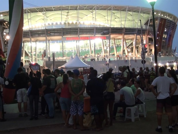 Protesto contra a Copa concentra grupo em frente a Arena Fonte Nova (Foto: Imagens/TV Bahia)