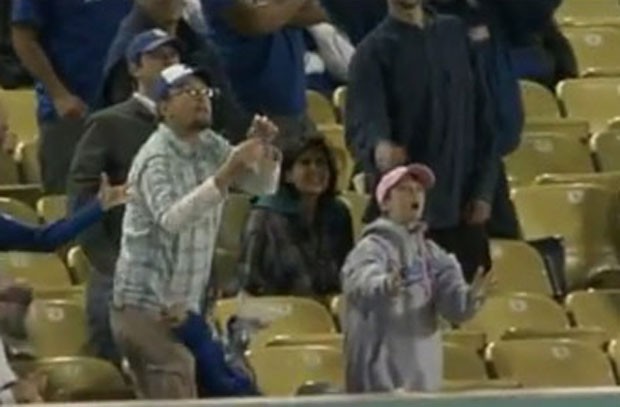 Em 2011, um pai-torcedor do time americano de beisebol dos Los Angeles Dodgers foi flagrado largando sua filha em pleno ar para tentar pegar uma bola perdida que foi parar na arquibancada em um jogo contra o Florida Marlins. (Foto: Reprodução)