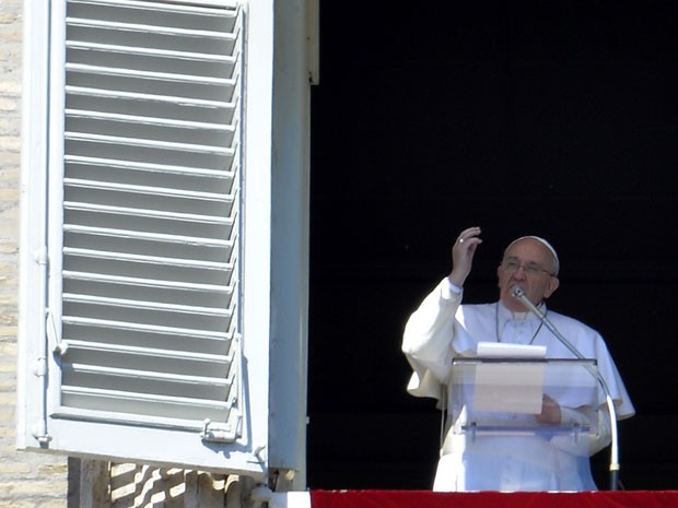 O papa Francisco fala aos fiéis da Praça São Pedro, no Vaticano, durante o Ângelus neste domingo (8) (Foto: Andreas Solaro/AFP)