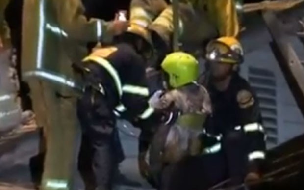Operação de resgate para retirar homem de chaminé levou duas horas  (Foto: Reprodução/YouTube/BreakingN24)