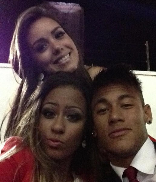 Neymar posa com duas mulheres em evento do Brasileirão (Foto: Reprodução / Instagram)