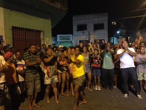 Moradores do bairro de Pero Vaz protestam após a morte da criança de 7 anos (Foto: Giana Mattiazzi/TV Bahia)