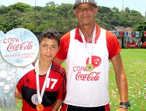 Marta crianças Copa Coca Cola troféu (Foto: Leonardo Filipo / Globoesporte.com)