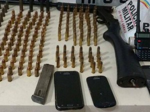 Munições, armas de fogo e outros materiais foram encontrados com os suspeitos em Uberlândia (Foto: Polícia Militar/ Divulgação)