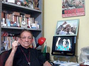 Padre Haroldo Coelho estuda "Livro Verde", utilizada como Constituição da Líbia desde a década de 1970. (Foto: Haroldo Coelho/Arquivo Pessoal)