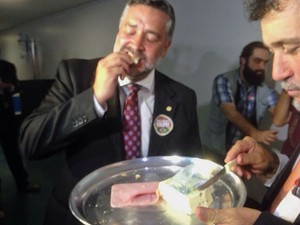 Deputado Paulo Pimenta (PT-RS) come pão com mortadela ao lado de Zé Geraldo (PT-PA) (Foto: Gustavo Garcia/G1)