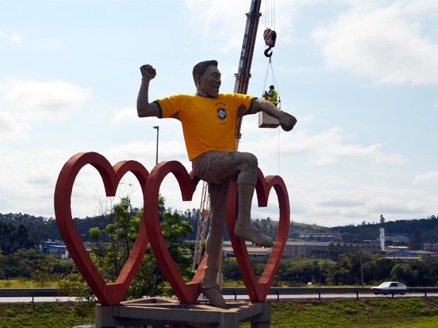 Estátua do Rei Pelé na Fernão Dias veste a camisa da Seleção (Foto: Lucas Soares / G1) Estátua do Rei Pelé na Fernão Dias veste a camisa da Seleção (Foto: Lucas Soares / G1)