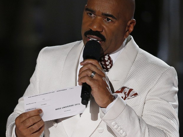 Steve Harvey mostra cartão com o nome da vencedora e confessa que errou ao ler o nome da vencedora (Foto: John Locher/AP Photo)