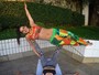 Lucilene Caetano mostra equilíbrio e exibe cinturinha ao praticar ioga