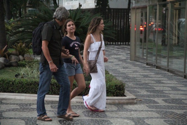 Claudia Abreu e filhos na orla do Leblon, RJ (Foto: Rodrigo dos Anjos / AgNews)
