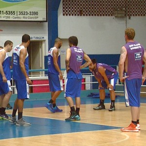 Treino do time de basquete do Rio Claro-SP (Foto: Cesar Fontenelle/EPTV)