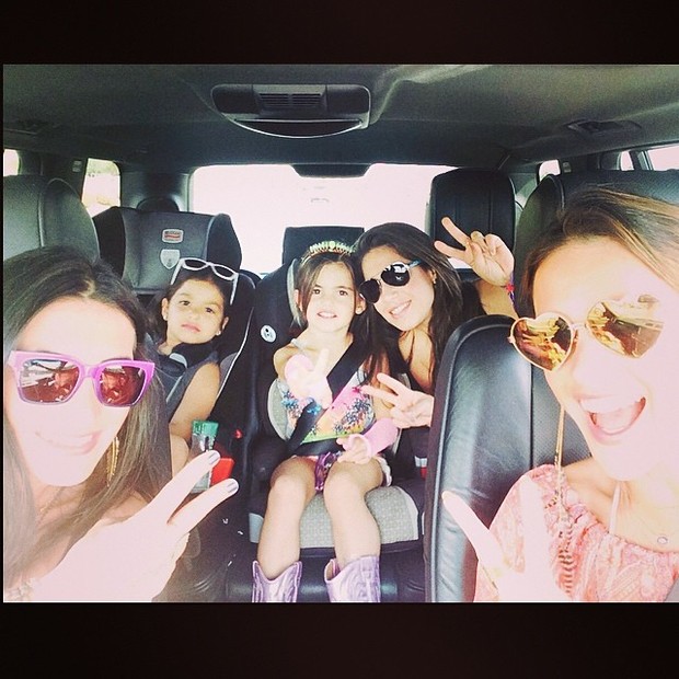 Alessandra Ambrósio com a filha e amigas a caminho do festival (Foto: Reprodução/Instagram)