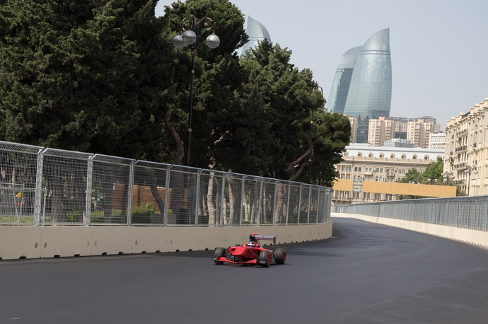 Piloto azeri guia carro da GP3 no Circuito de Baku (Foto: Divulgação)