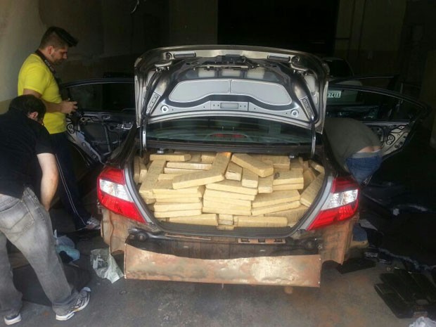 Droga estava no porta-malas de um carro com placas de Contagem (MG) (Foto: Thiago Penteado/TV Fronteira)