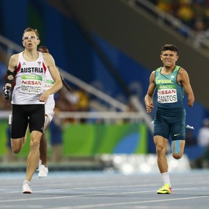 Descrição da imagem: Petrúcio corre ao fundo, atrás dos adversários (Foto: Reuters) Descrição da imagem: Petrúcio corre ao fundo, atrás dos adversários (Foto: Reuters)