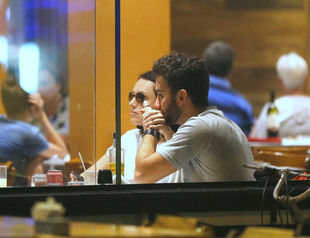 Mônica Iozzi janta acompanhada no Rio (Foto: AGNews)