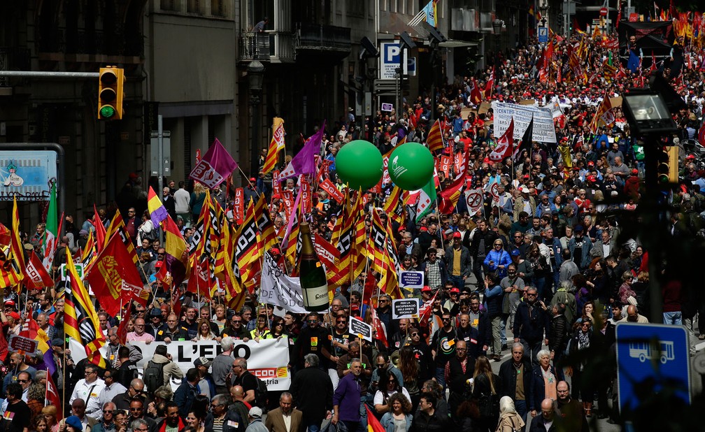 Marcha pelo Dia do Trabalhador em Barcelona, na Espanha, nesta segunda-feira, dia 1º de maio de 2017 (Foto: Manu Fernandez/AP)