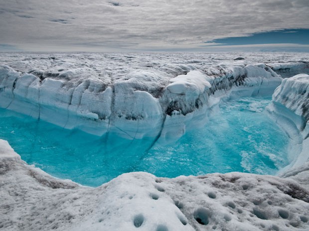 Imagem divulgada por um dos pesquisadores mostra corredeira no meio de calota polar na Groenlândia em 4 de julho deste ano (Foto: Ian Joughin/AP)