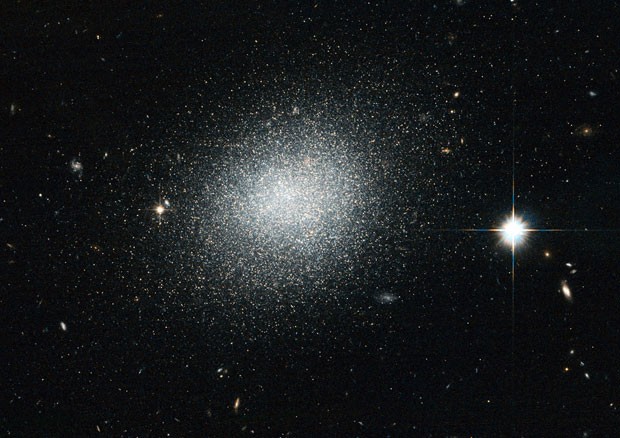 A galáxia anã UGC 5497 vista pelo Telescópio Hubble (Foto: NASA / ESA / AFP)
