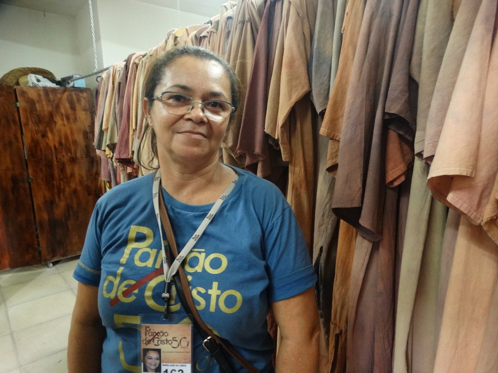 Maria Lemos integra equipe do guarda-roupa da Paixão de Cristo há 15 anos (Foto: Joalline Nascimento/G1)