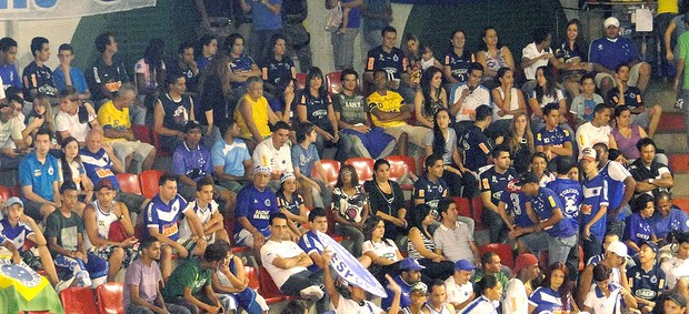 torcida do Cruzeiro na partida de võlei contra o Minas (Foto: Ana Paula Moreira / Globoesporte.com)
