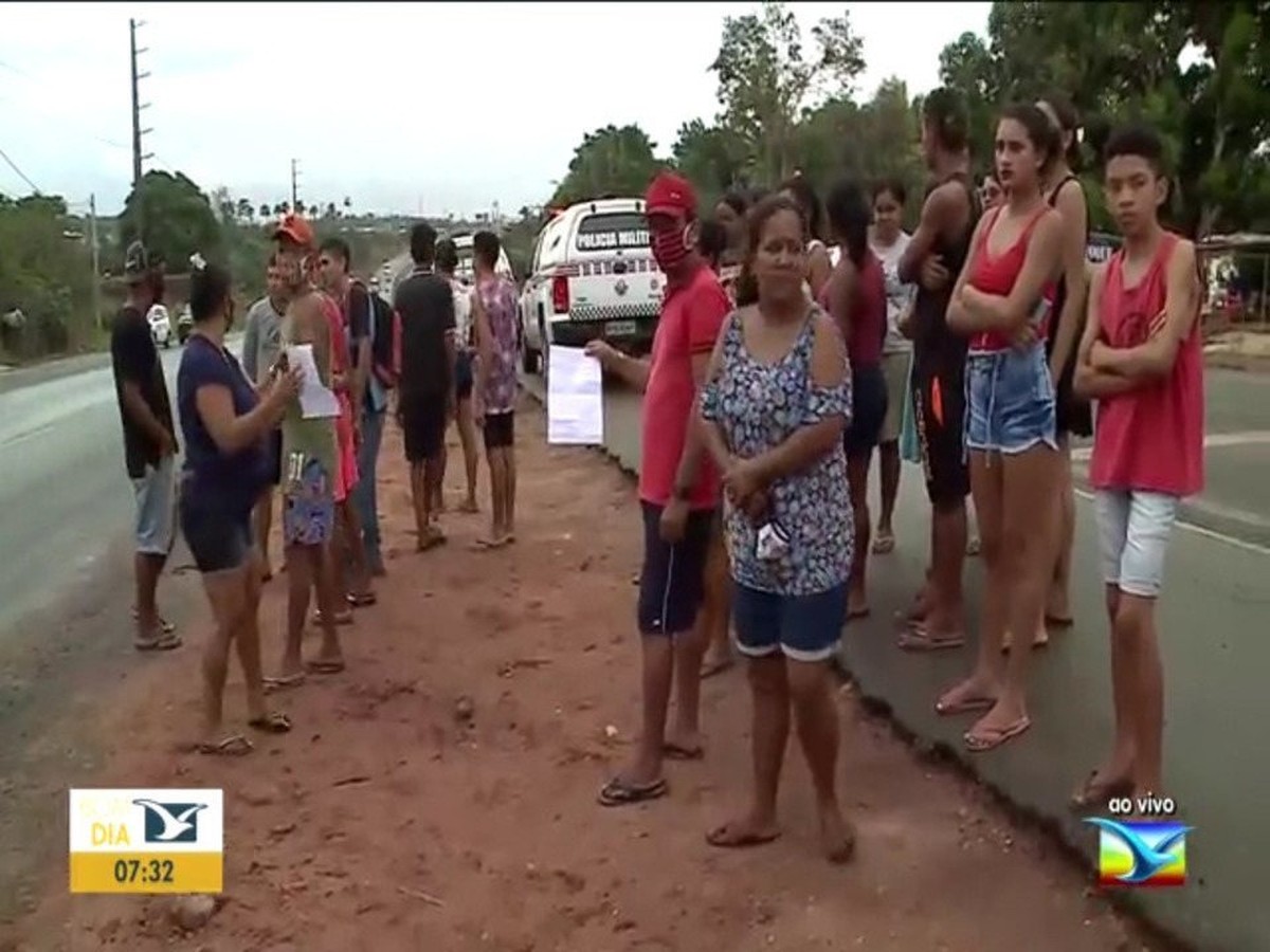 Moradores protestam por pavimentação e bloqueiam trecho da BR 135 no MA