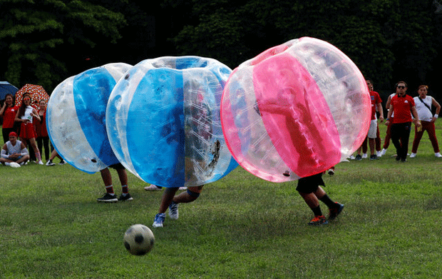Filipinas tem amistoso de 'futebol de bolhas' (Foto: Erik De Castro/Reuters)
