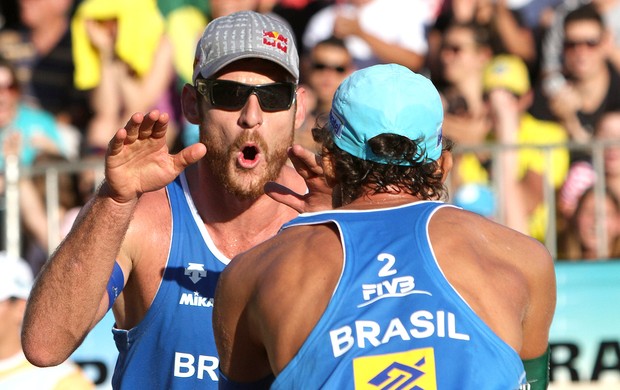 vôlei de praia Alison e Emanuel comemoração (Foto: Divulgação / FIVB) vôlei de praia Alison e Emanuel comemoração (Foto: Divulgação / FIVB)