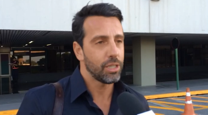 Edu Gaspar embarque seleção brasileira Galeão Quito (Foto: César Ferraz)